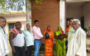 जितिया व्रत पर ग्राम सभा में बांटे गए केले और सेव, महिलाओं ने बढ़-चढ़कर लिया हिस्सा